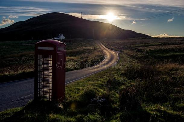 一孤单的电话盒看台向一ro一d采用指已提到的人苏格兰的highl一nds