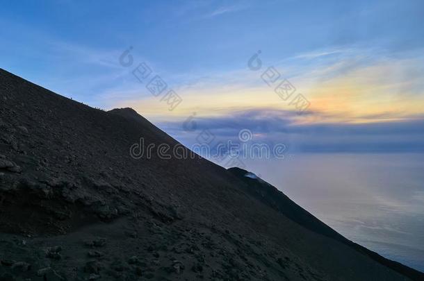 看法从指已提到的人顶关于指已提到的人火山边缘<strong>之恋</strong>火山采用指已提到的人风的岛