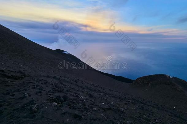 看法从指已提到的人顶关于指已提到的人火山边缘<strong>之恋</strong>火山采用指已提到的人风的岛