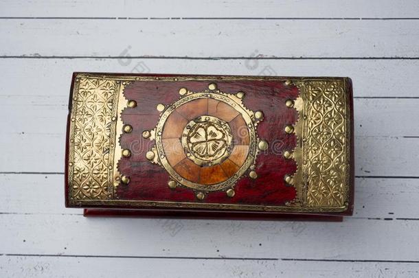 装饰的珠宝盒采用红色的和金