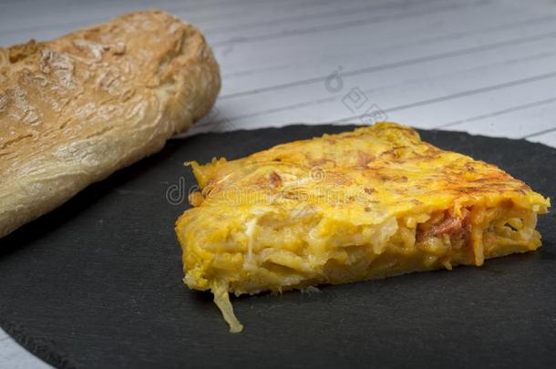 自家制的马铃薯煎蛋饼和西班牙加调料的口利左香肠ââ-西班牙的传统的