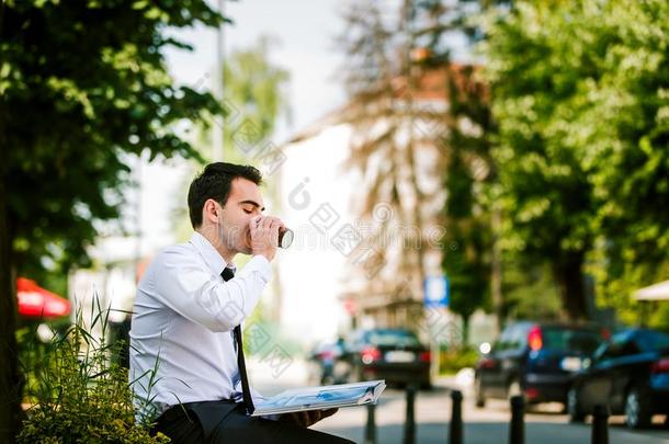 年幼的商业男人讨厌<strong>至极</strong>的通过书在期间一次户外的