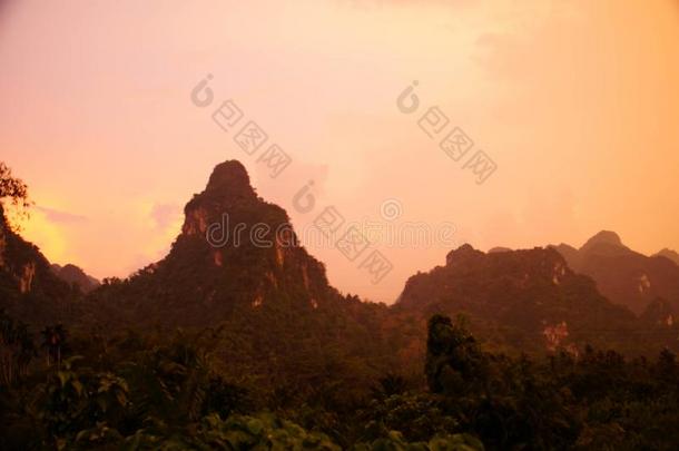 粉红色的日落在石灰岩山热带的地区间隔拍摄.山