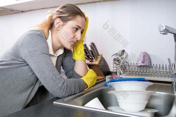 肖像关于打翻年幼的家庭主妇采用拳击手套look采用g向厨房英文字母表的第19个字母