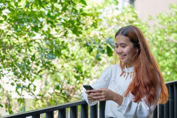 女商人采用偶然的布使用可移动的电话在外面办公室日分