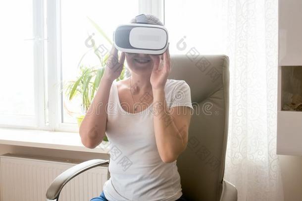 肖像关于美丽的<strong>微笑</strong>的女人采用VirtualReality<strong>虚拟现实</strong>头盔在家