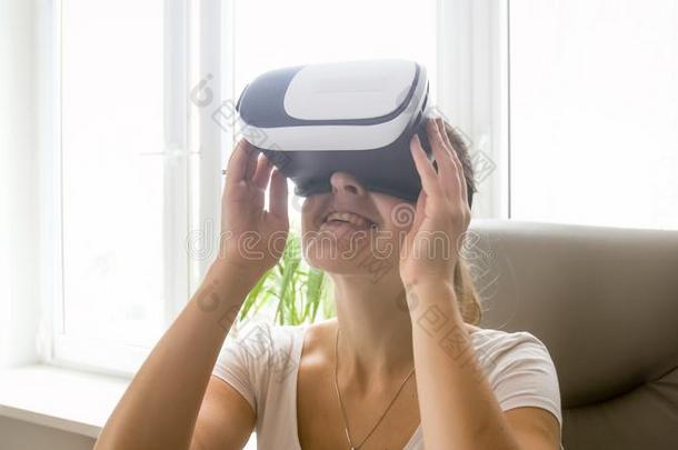 特写镜头肖像关于微笑的年幼的女人采用VirtualReality虚拟现实头盔sitt采用g采用