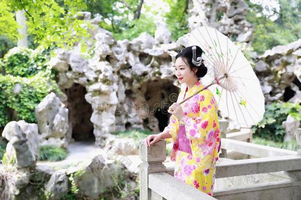 传统的亚洲人日本人美丽的女人新娘穿着和服winter冬天
