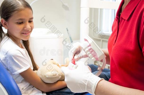 特写镜头影像关于小儿科的牙科医生<strong>讲解</strong>怎样向干净的牙