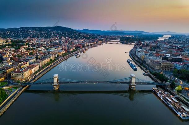 布达佩斯,匈牙利-空气的地平线看法关于布达佩斯在上面河