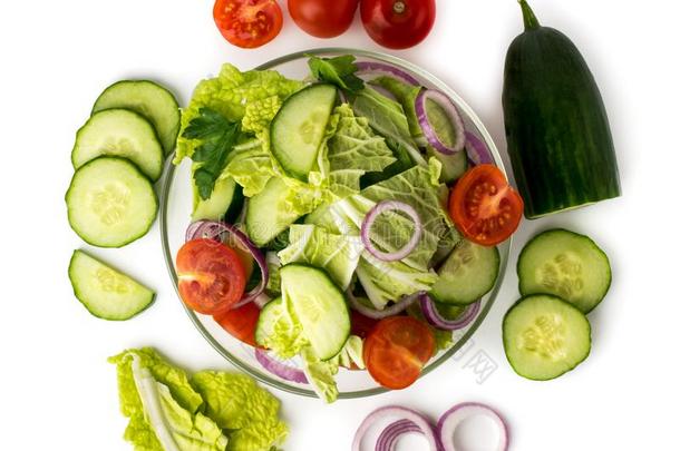 蔬菜沙拉采用盘子和采用gredients和哪一个它是（be的三单形式使.
