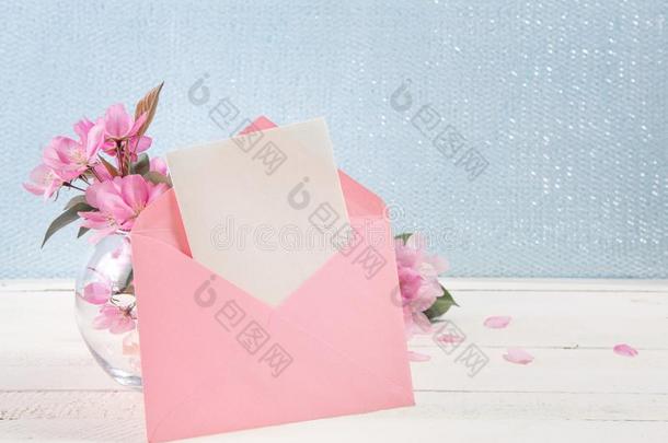 卡片和一粉红色的信封一d粉红色的花关于苹果树向<strong>求爱</strong>