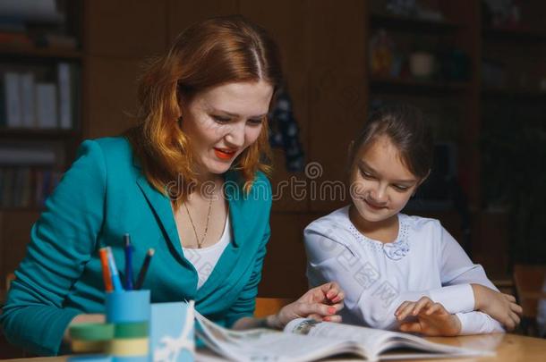 母亲拥抱女儿情绪低落的关于数学家庭作业
