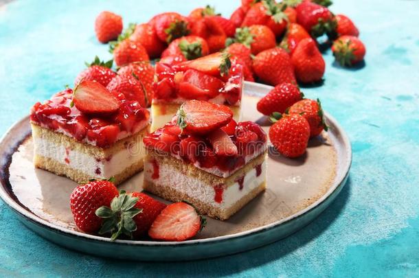 <strong>草莓蛋糕</strong>和新鲜的草莓和鞭打乳霜.