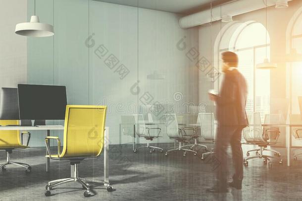 玻璃会议房间和黄色的椅子办公室,男人