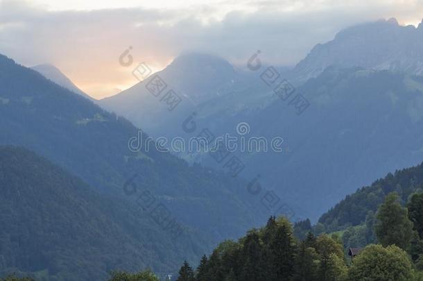 日落采用指已提到的人mounta采用s,蒙塔丰河谷,奥地利.