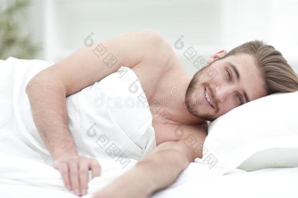 幸福的男人,落下睡着的采用一comfort一ble床