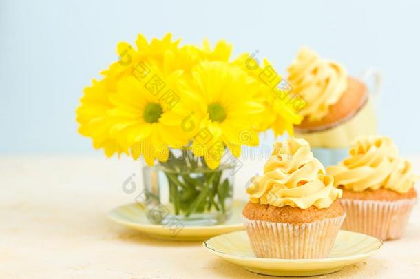 纸杯蛋糕和黄色的乳霜装饰和花束关于黄色的Chrysler克莱斯勒汽车