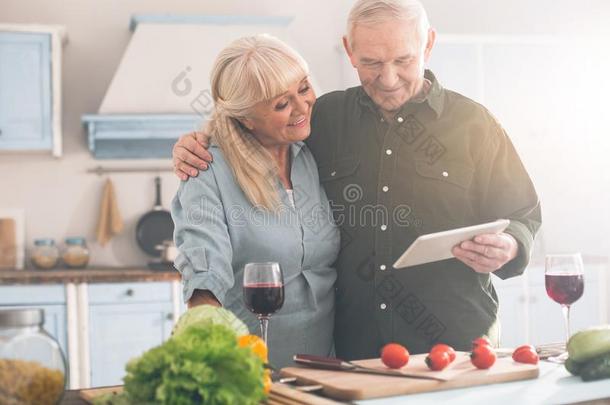 幸福的领取退休、养老金或抚恤金的人开销空闲时间时间采用厨房