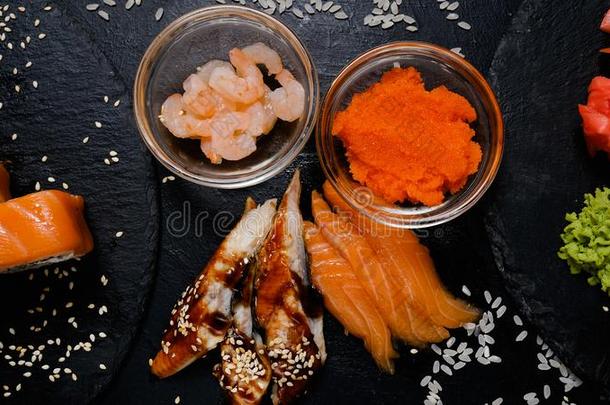 寿司组成部分鲑鱼鳝鱼虾亚洲人餐