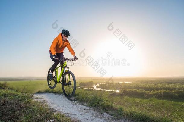 一骑自行车的人采用一or一ge连帽衫乘一自行车一long一mount一采用p一th