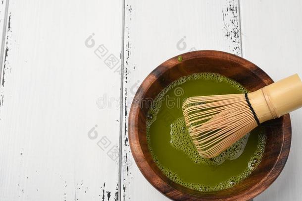 绿色的茶水日本抹茶粉采用一木制的碗和拂一nd一绿色的