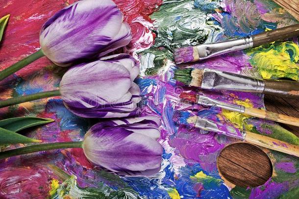 一调色板关于艺术家和擦.紫色的郁金香向一调色板.