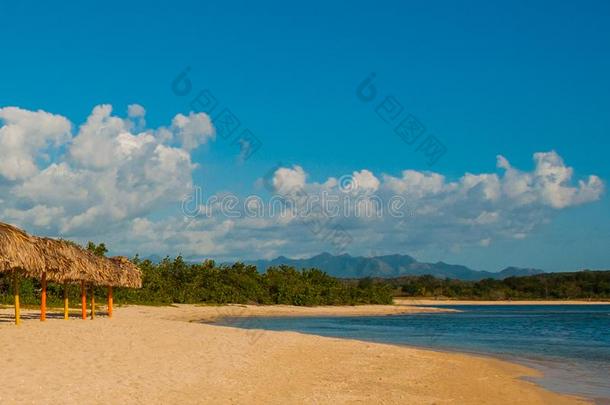 全景画关于美丽的热带的风景:黄色的沙,蓝色Carina船底座