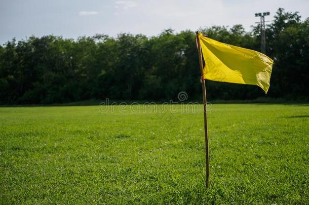 黄色的<strong>旗</strong>在角落关于足球田.<strong>运动旗</strong>和符号自负