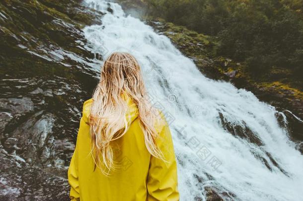白肤金发碧眼女人头发女人享有瀑布风景