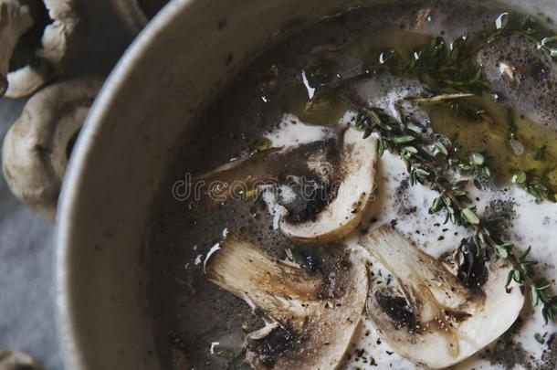 自家制的蘑菇汤食物摄影食谱主意