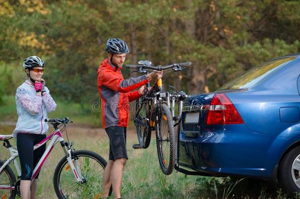 年幼的对无法安装山自行车从自行车行李架向指已提到的人汽车