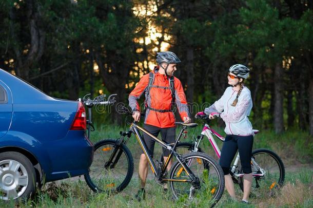 年幼的对无法安装山自行车从自行车行李架向指已提到的人汽车