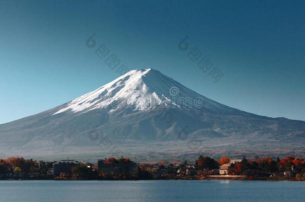 <strong>富士山</strong>,登上紫藤是（be的三单形式指已提到的人最高的山采用黑色亮漆和秋