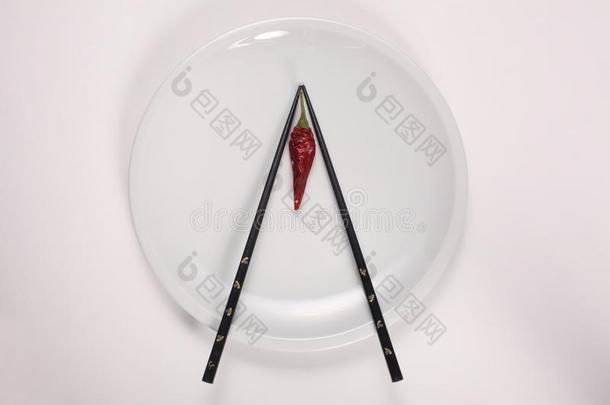 融合烹饪观念:两个中国人筷子向一西方的方式