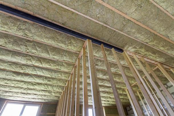 关-在上面关于木制的框架为将来的墙和天花板绝缘的