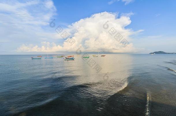 沙的海滩和富有色彩的捕鱼小船.