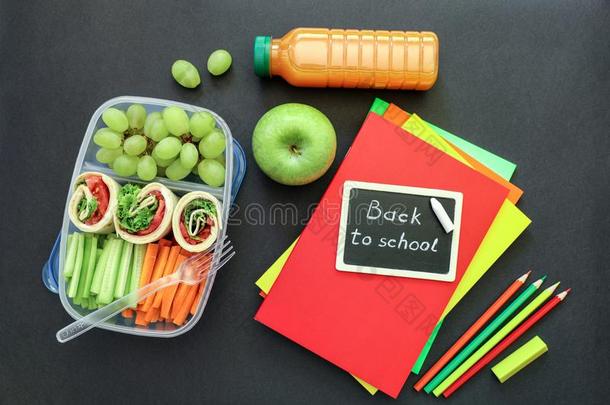 学校日用品和午餐盒和美味的名册,黄瓜,卡罗