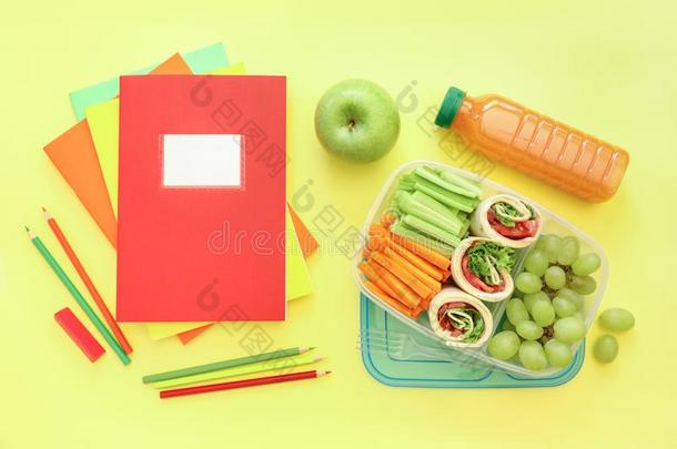 学校日用品和午餐盒和美味的名册,黄瓜,卡罗