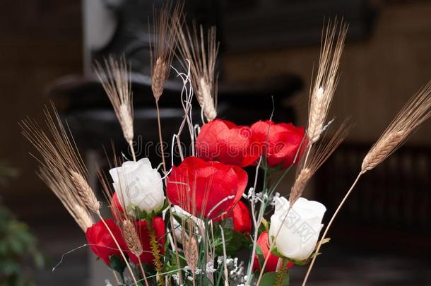 花束关于花和白色的玫瑰,红色的玫瑰,耳关于小麦