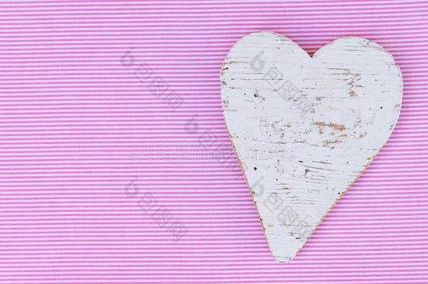 婴儿阵雨女孩生日卡片和心向粉红色的和白色的背