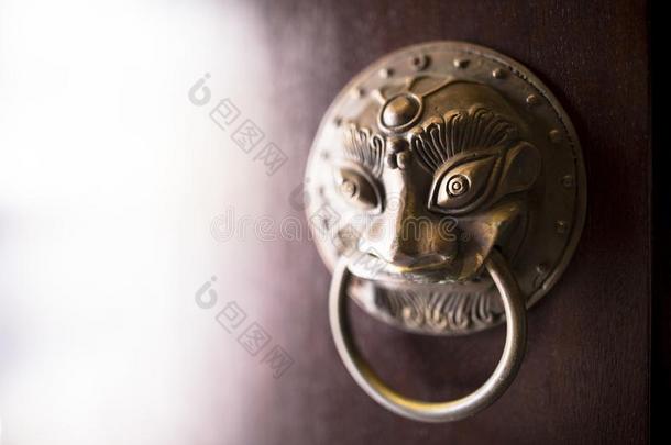 关在上面关于黄铜青铜中国人传统的门门环和英语字母表的第12个字母