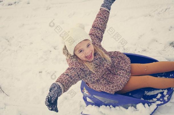 小的女孩aux.用以构成完成式及完成式的不定式乐趣在冬季节.