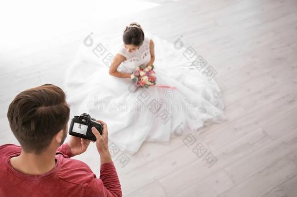 专业的摄影师迷人的照片关于美丽的新娘采用photographer摄影师
