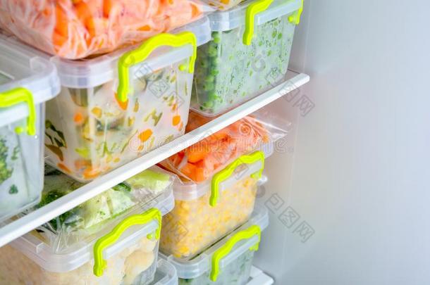 容器和冷冻的蔬菜采用冰箱