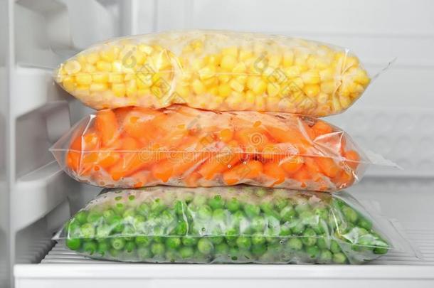 塑料制品袋和冷冻的蔬菜采用冰箱