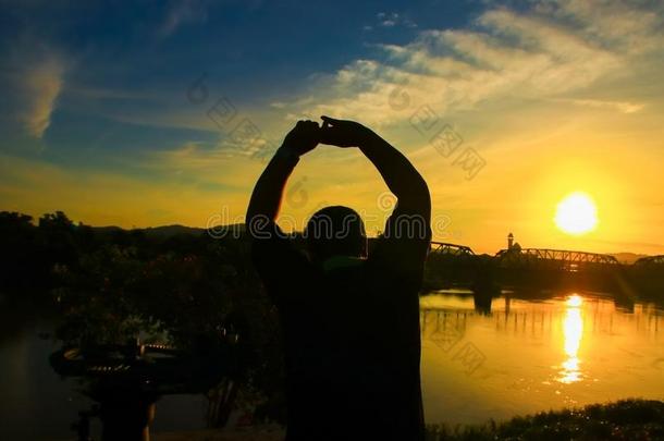 轮廓关于男人极为<strong>肥胖</strong>的练习和瑜伽开业的采用<strong>日</strong>出