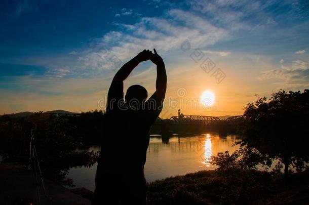 轮廓关于男人极为<strong>肥胖</strong>的练习和瑜伽开业的采用<strong>日</strong>出