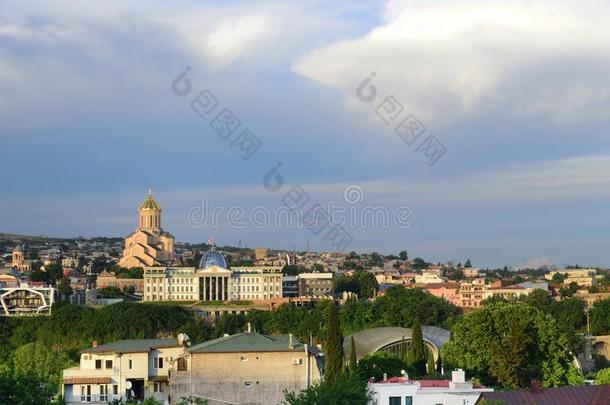 全景的看法关于第比利斯老的城市在日落.