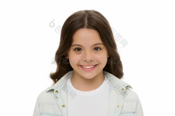 小孩迷人的微笑隔离的白色的背景关在上面.一个卫生纸品牌